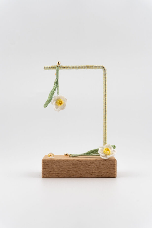 Sacred Lily - white - Image 2