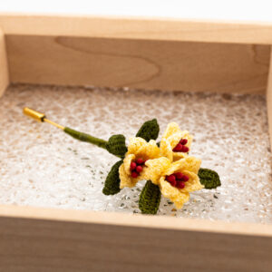 Lilium Sol Brooch - soft yellow