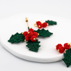 Holly Whisper Brooch – red